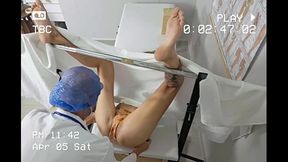 Madrasta leva enteada pela primeira vez ao ginecologista clandestino!