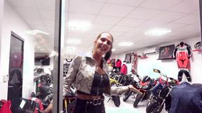 ”Aurrora, 23 years old, an anatomical bomb... very ambitious!”