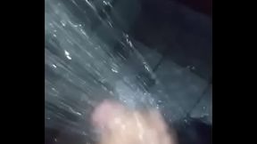 Isaak batendo uma no banho