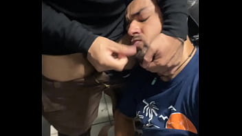 Mamei o twink depois ele socou rolo no meu rabo dentro do banheiro.