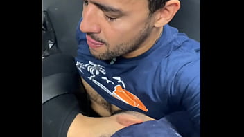 Mamei o twink depois ele socou rolo no meu rabo dentro do banheiro.