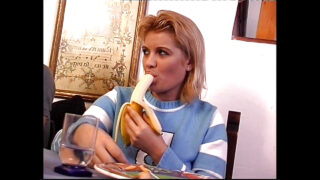 دختر فاحشه با جوراب ساق بلند در سکس گروهی شدید مقعدی توسط جورجیو گراندی و پیر دی جی سکس می کند