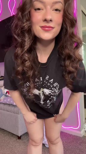 Cute twerker shows off her feet