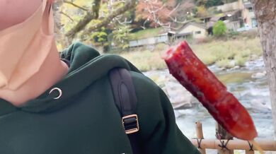 可愛い女子大生が全裸で露出散歩！ 紅葉の名所で野外フェラチオRYO＆YUU素人カップル/年の差/10代/美少女/スマホ撮影/口内射精/スタイル抜群/美乳/スリム/English subtitle