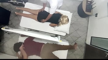 Masajes en Pareja Quedo Grabado Como La Esposa es Follada al Lado de su Marido