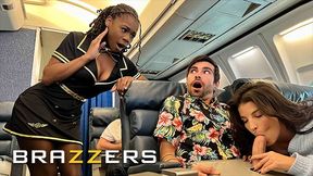 Hot - Freche Mädchen LaSirena69 & Hazel Grace gehen in den hinteren Teil des Flugzeugs und teilen Lucky Schwanz