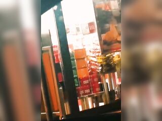 Sotto il cappotto la puttana nuda in autogrill