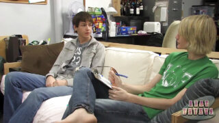 El joven Keith Conner y Preston Andrews con piercings, follados por el culo