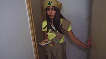 La chica scout de la tropa 69 me demuestra sus habilidades y le doy leche en sus galletas