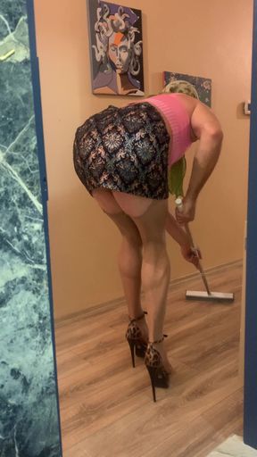 Mature Housewife with Big Ass Is Cleaning