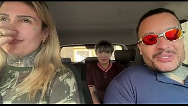 Estava esperando &ocirc_nibus e uma vendedora de bolo de pote ! Perguntei se ela aceitaria ser atriz porno ela toda molhadinha entrou dentro do carro j&aacute_ tirando a roupa e mando foder pegou na minha buceta d