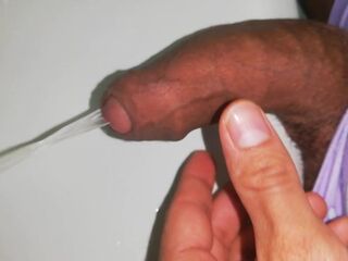 desesperado pissing largo y placentero en baño publico casi me pillan, primer plano