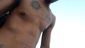 cafucu esperando a casada na praia do nudismo