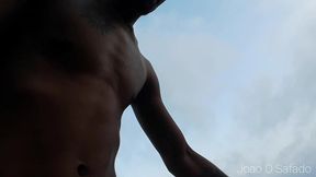 cafucu esperando a casada na praia do nudismo