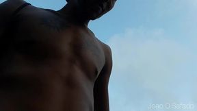 cafucu esperando a casada na praia do nudismo