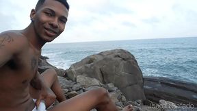 cafucu esperando a casada na praia do nudismo