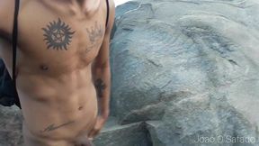 cafucu esperando a casada na praia do nudismo