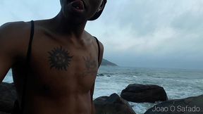 cafucu esperando a casada na praia do nudismo