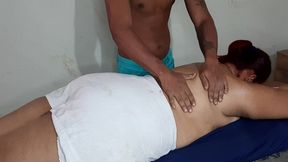 un buen masaje de tetas para una hermosa madura