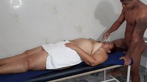 un buen masaje de tetas para una hermosa madura