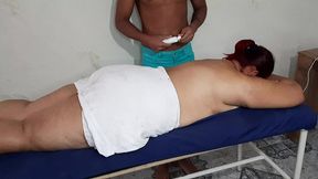 un buen masaje de tetas para una hermosa madura