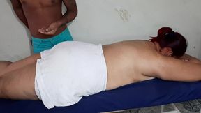 un buen masaje de tetas para una hermosa madura