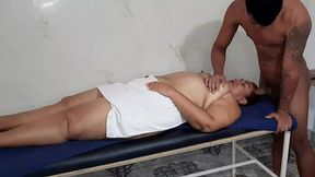 un buen masaje de tetas para una hermosa madura