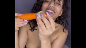 MI COLA HAMBRIENTA SE DEVORA UNA ZANAHORIA