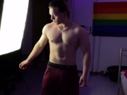 18 year old bodybuilder flexing muscles at home (4K)