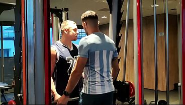 EN EL GYM SE CORRE EN MI CULO!! Estabamos cachondos en el gimnasio y mi entrenador me acompa&ntilde_a a casa...