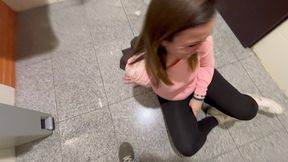 follada en bano publico, camarera se dejo follar