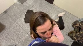 follada en bano publico, camarera se dejo follar
