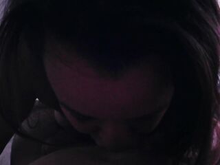 POV Anais fa un intenso pompino sul letto e riceve una bella schizzata in cambio