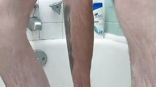 POV de banho com o pau enorme do papai sem camisinha terminando em gozada explosiva