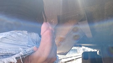 Sai pra passear de manhã no parque e o tesão me fez gozar na linha do trem