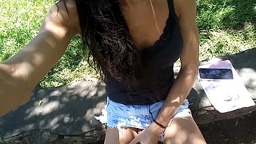 Sai pra passear de manhã no parque e o tesão me fez gozar na linha do trem