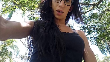 Sai pra passear de manhã no parque e o tesão me fez gozar na linha do trem