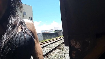 Sai pra passear de manhã no parque e o tesão me fez gozar na linha do trem