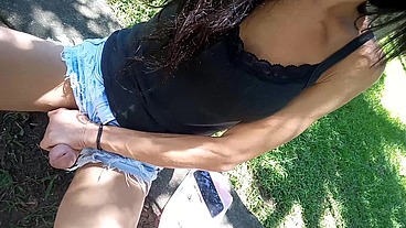 Sai pra passear de manhã no parque e o tesão me fez gozar na linha do trem