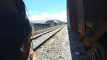 Sai pra passear de manhã no parque e o tesão me fez gozar na linha do trem