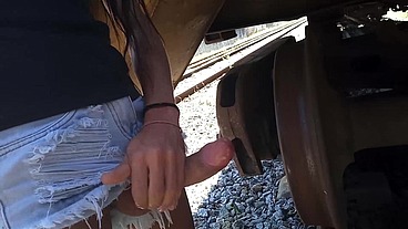 Sai pra passear de manhã no parque e o tesão me fez gozar na linha do trem