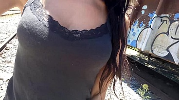 Sai pra passear de manhã no parque e o tesão me fez gozar na linha do trem