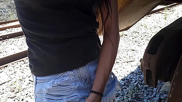 Sai pra passear de manhã no parque e o tesão me fez gozar na linha do trem