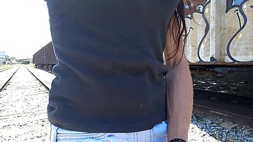 Sai pra passear de manhã no parque e o tesão me fez gozar na linha do trem