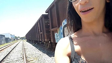 Sai pra passear de manhã no parque e o tesão me fez gozar na linha do trem