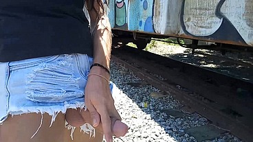 Sai pra passear de manhã no parque e o tesão me fez gozar na linha do trem