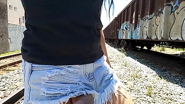 Sai pra passear de manhã no parque e o tesão me fez gozar na linha do trem