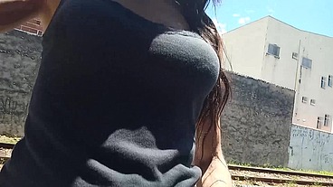 Sai pra passear de manhã no parque e o tesão me fez gozar na linha do trem