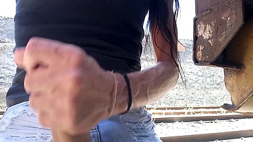 Sai pra passear de manhã no parque e o tesão me fez gozar na linha do trem