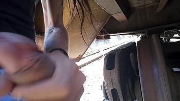 Sai pra passear de manhã no parque e o tesão me fez gozar na linha do trem
